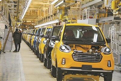 【宁波日报】首台甬产知豆在宁波南部滨海新区下线,政企合力共建绿色智造先行区 2.jpg